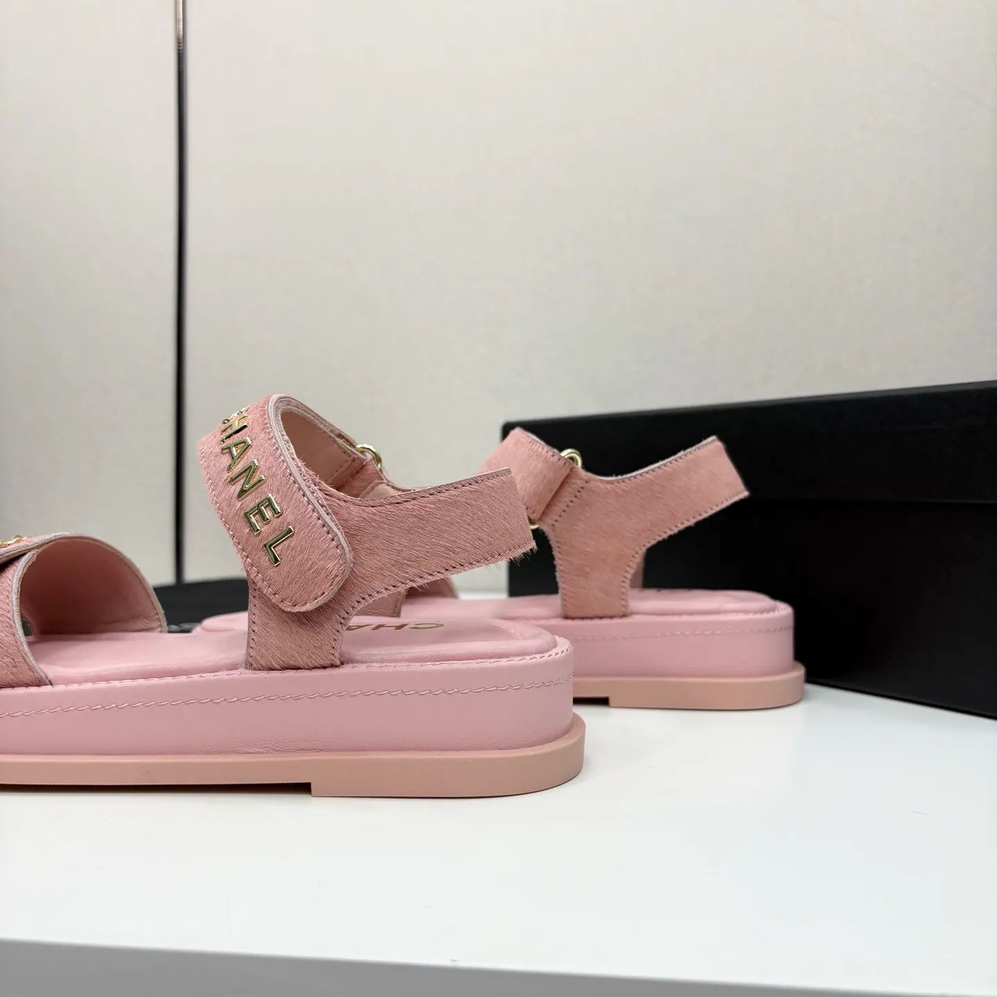 👟👟Ex-factory price 560👟👟Chanel Chanel's new early autumn thick-soled sandals are popular on catwalks on major social platforms. One of the most popular sandals at the moment. Soft and comfortable on the feet. Horsehair upper imported from Italy. Sheepskin feet. Original molded outsole Size: 35-40 (41 customized)